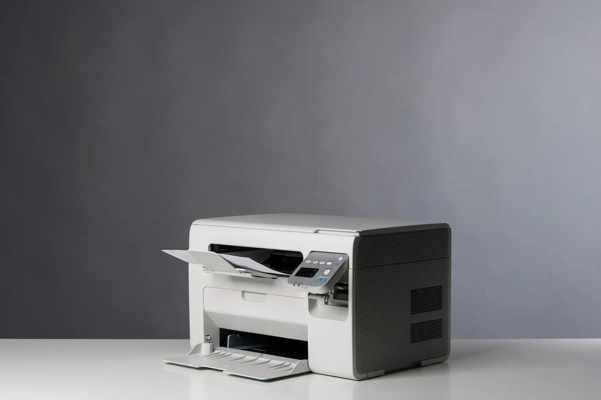 Печатает серым фоном. Принтер 2023. Принтер на сером фоне. Принтер серый. Серый фон лазерный принтер.