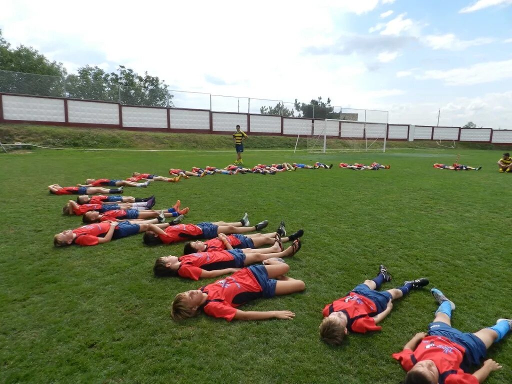 Young camp. Футбольный лагерь юные таланты. Планета спорта футбольный лагерь. Лагерь футбол. Футбольный лагерь для детей 8 лет.