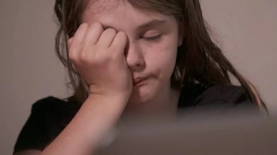 Девочка пожимает плечами. В удмуртии пропал ребёнок. Подросток развел девочку. Подросток развел девочку. 14+ фильм.