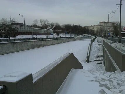 Москва река замерзает