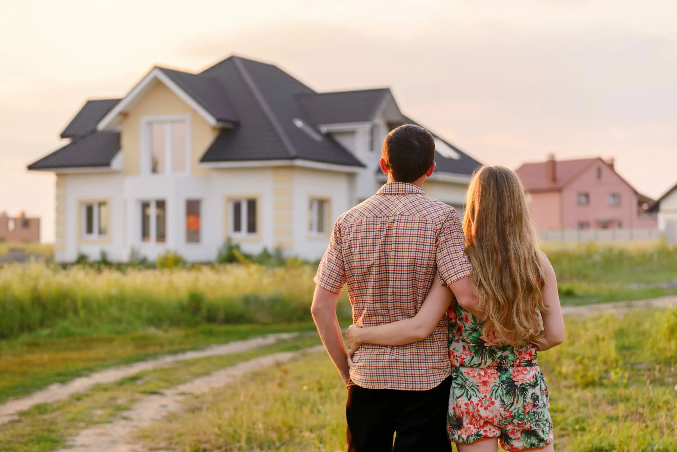 Do you a new home. Семья возле дома. Семья в загородном доме. Человек рядом с домом. Счастливая семья в доме.