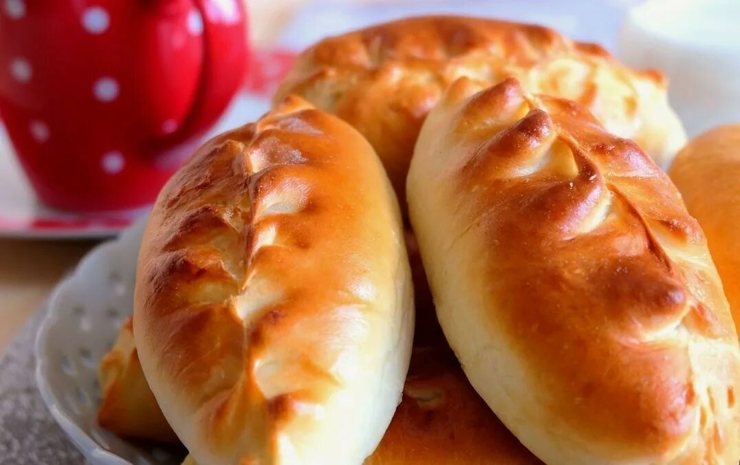 Пирожки печеные. Пирожки печеные из дрожжевого теста. Пирожки с картошкой. Пирожки косичкой