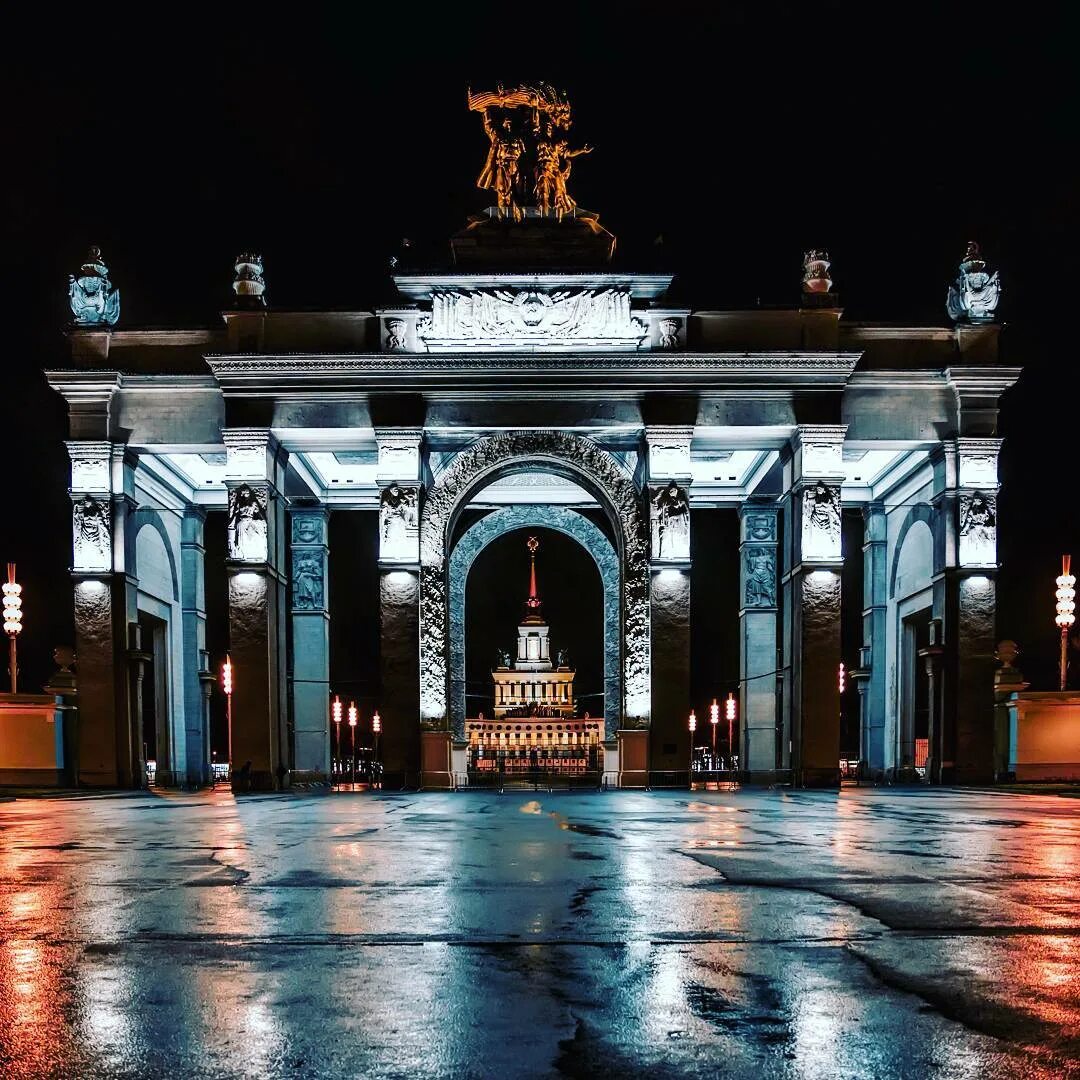 Триумфальная арка ВДНХ. Главная арка ВДНХ. Арка главного входа ВДНХ. Ворота ВДНХ В Москве.