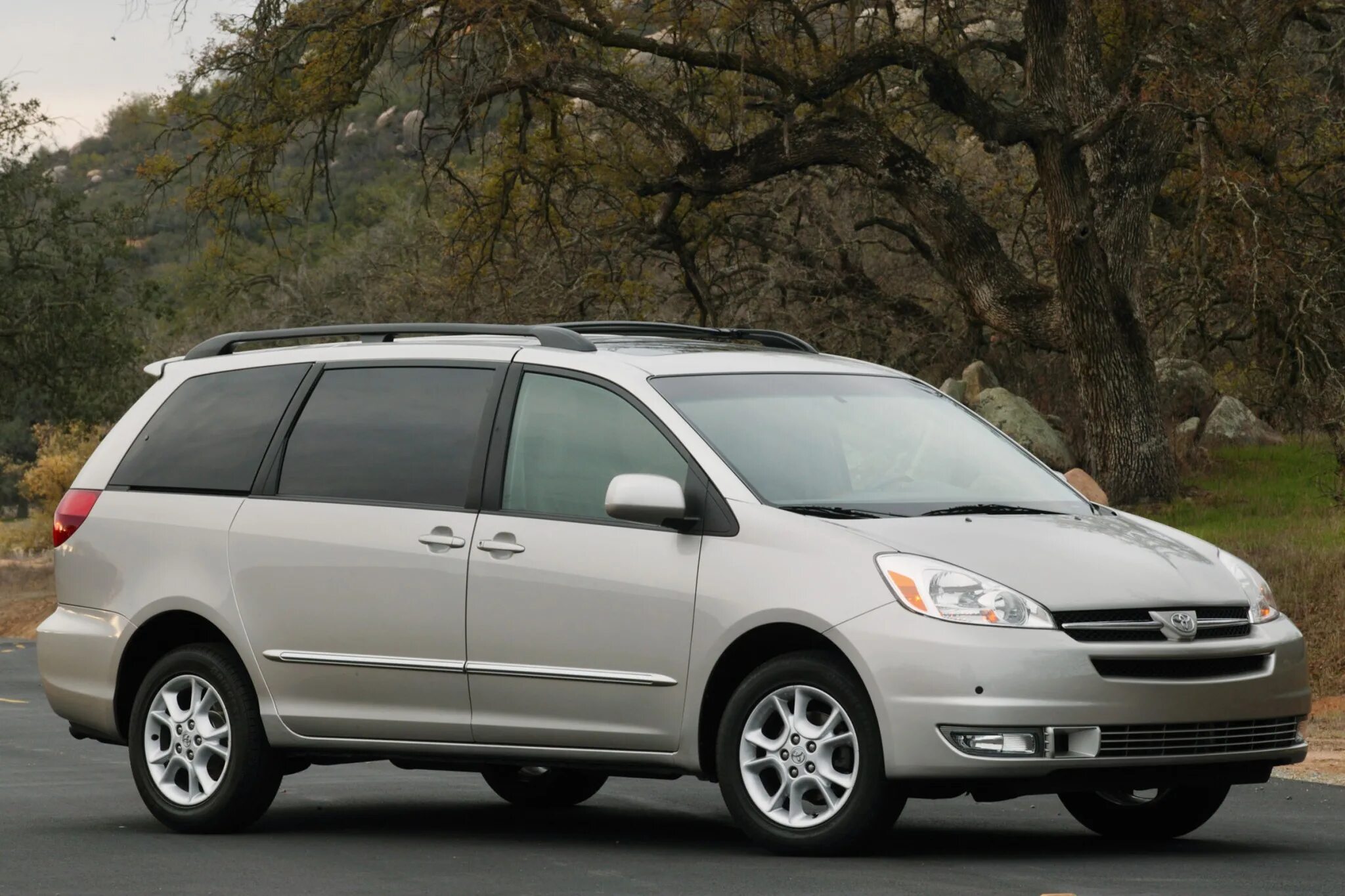 минивэн тойота сиенна 2015. Toyota sienna 2010. тойота места. тойота 7 местный минивэн. минивэн тойота сиенна 2016.