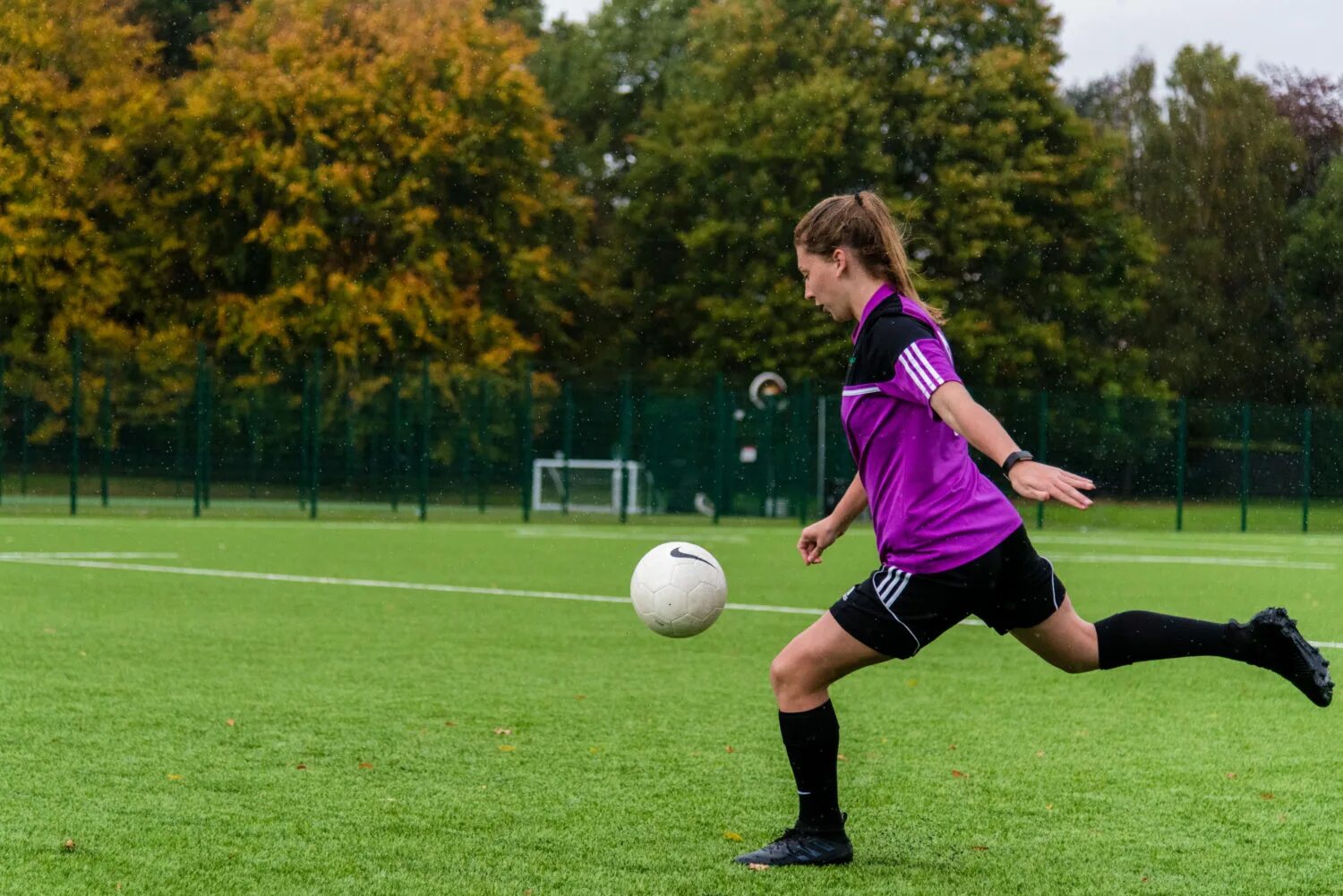 Play Football. Играющие девочки. Girl playing Football. She's playing Football картинка. I can playing football