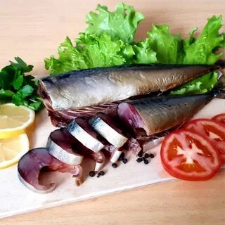 Нарезать копченую скумбрию