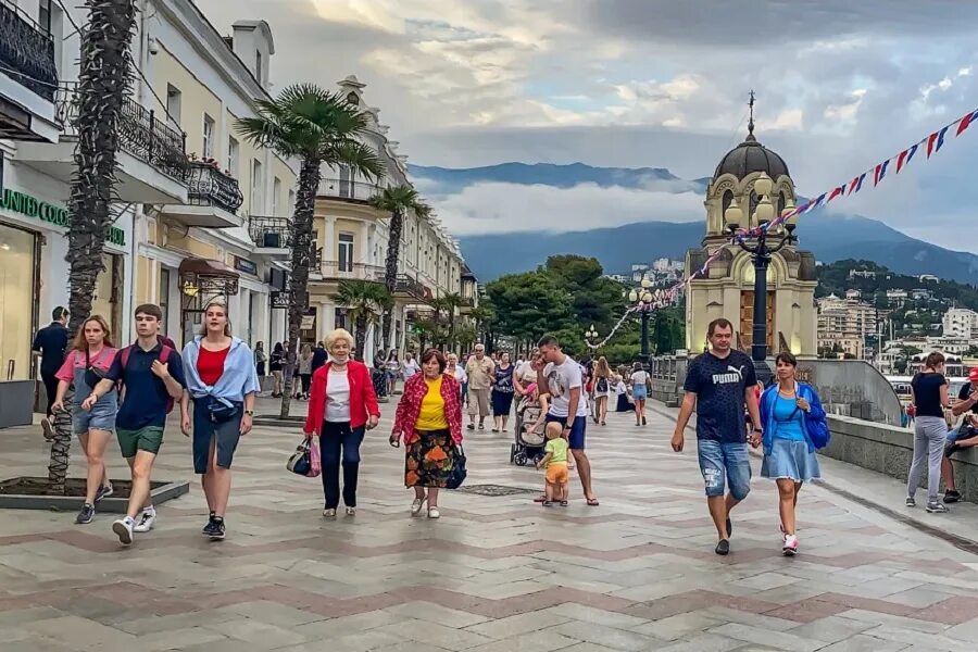 Стоит ли отдыхать в крыму. Крым Ялта 2021. Набережная Ялта туристы. Ялта туризм 2021. Шоссе туристов в Ялте.