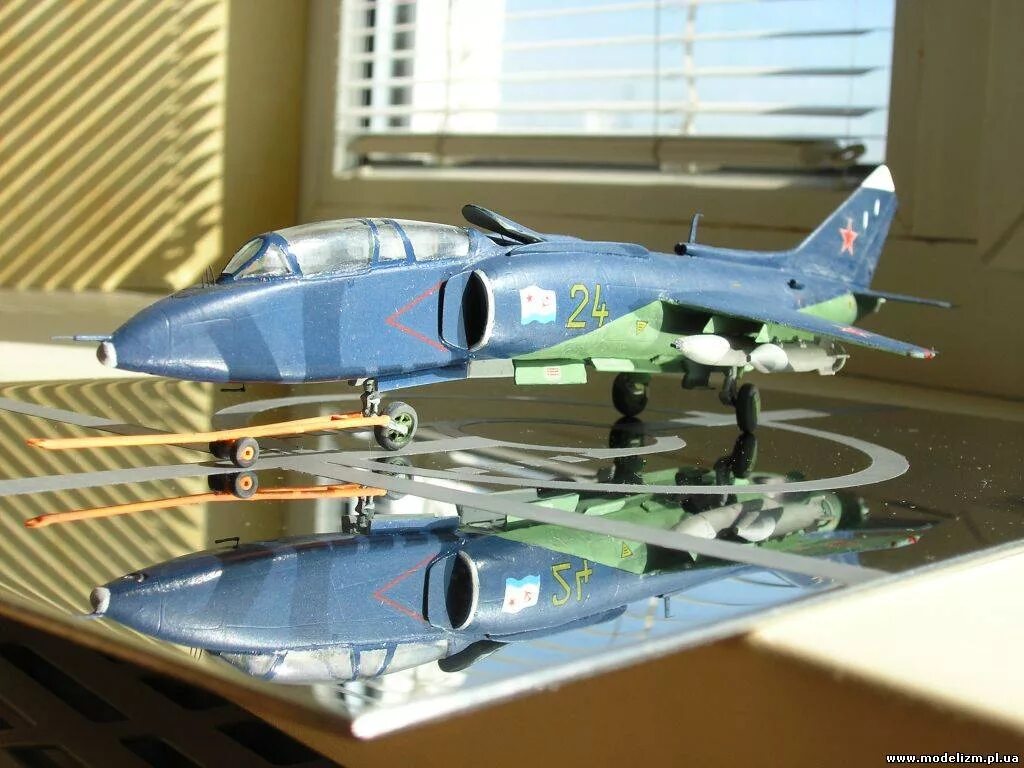 Як-38 1/72 Revell. Як-38 Amodel 1/72. Як 38 модель снизу модель. Як 38 модель звезда.