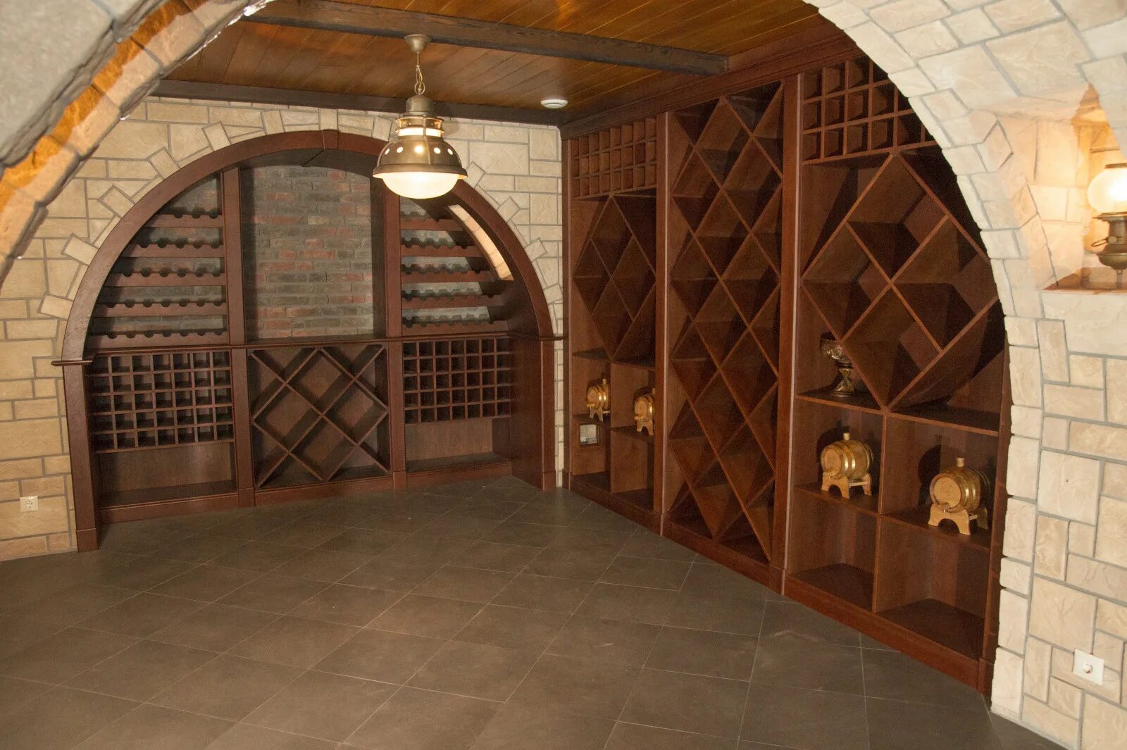 отделка погреба. погпогреб в деревянном доме. погреб в частном доме. винный погреб. сарай с погребом.