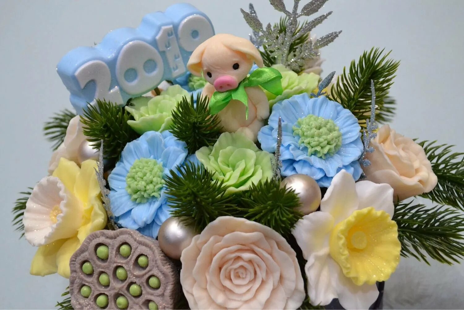 Мыльные композиции. Новогодние букеты из мыла. Цветочные композиции из мыла. Цветочные композиции из мыла. Букеты из мыла.