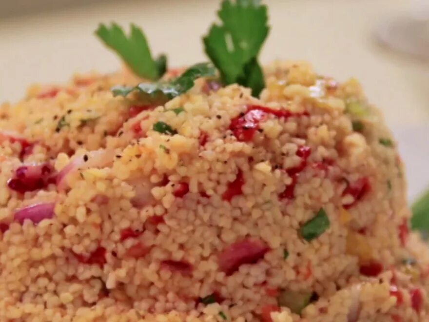 Кус кус с какого возраста можно ребенку. Кус кус арбел. турецкий кус кус. кус кус с болгарским перцем. турецкая закуска из кускуса.