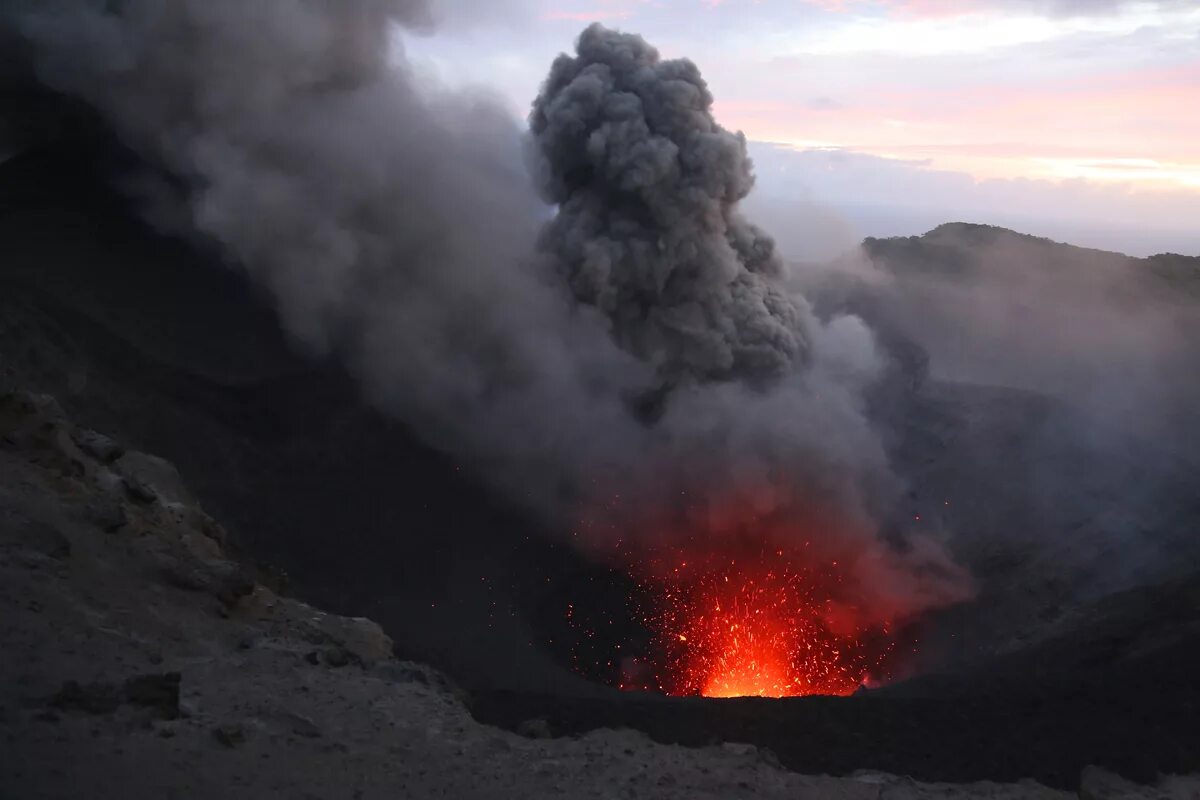 Вулкан мерапи. Вулкан горы пэкту. Извержение вулкана ключевская сопка. Вулкан ясур на острове танна. Извержение лавы.