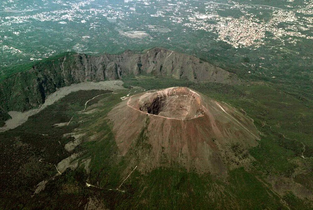 Mt vesuvius. Кратер вулкана Везувий. Жерло вулкана Везувий. Гора Везувий Неаполь. Кратер Везувия.