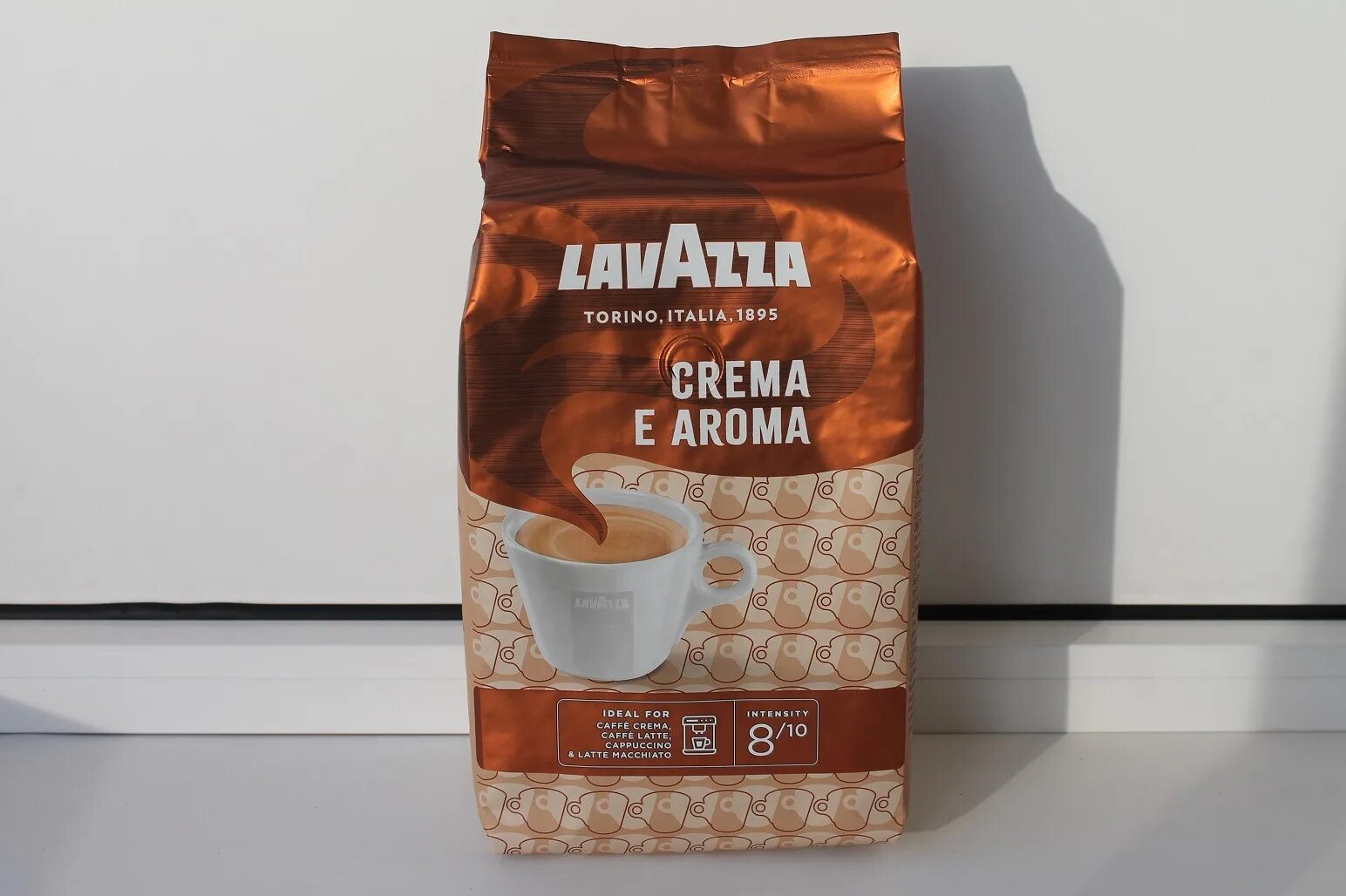 Кофе lavazza crema e aroma. Лавацца crema e Aroma. Лавацца кофе crema e Aroma. Lavazza crema Aroma зерно. Кофе в зернах Lavazza crema e Aroma.