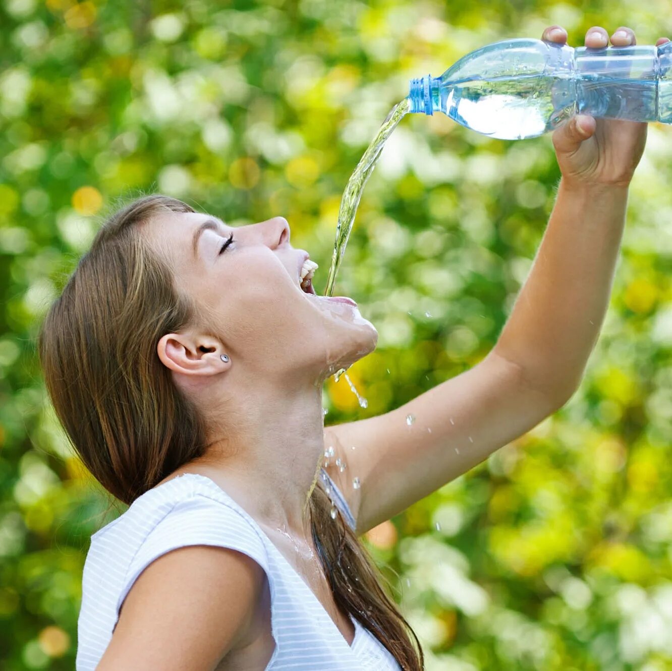 Жажда. Пить воду. Питье воды. Девушка пьет воду улыбается. Жажда много воды.