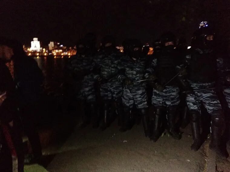 Омон вечером. Омон ночью. Ночной спецназ. Омон задержание москва. Опм ночь.