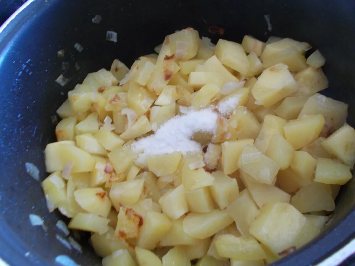 Сколько по времени тушить картошку. Тушеная картошка в мультиварке Поларис. Тушеная картошка постная в мультиварке. Картофель Дофин. Тушеный картофель на мультиварке Мулинекс.