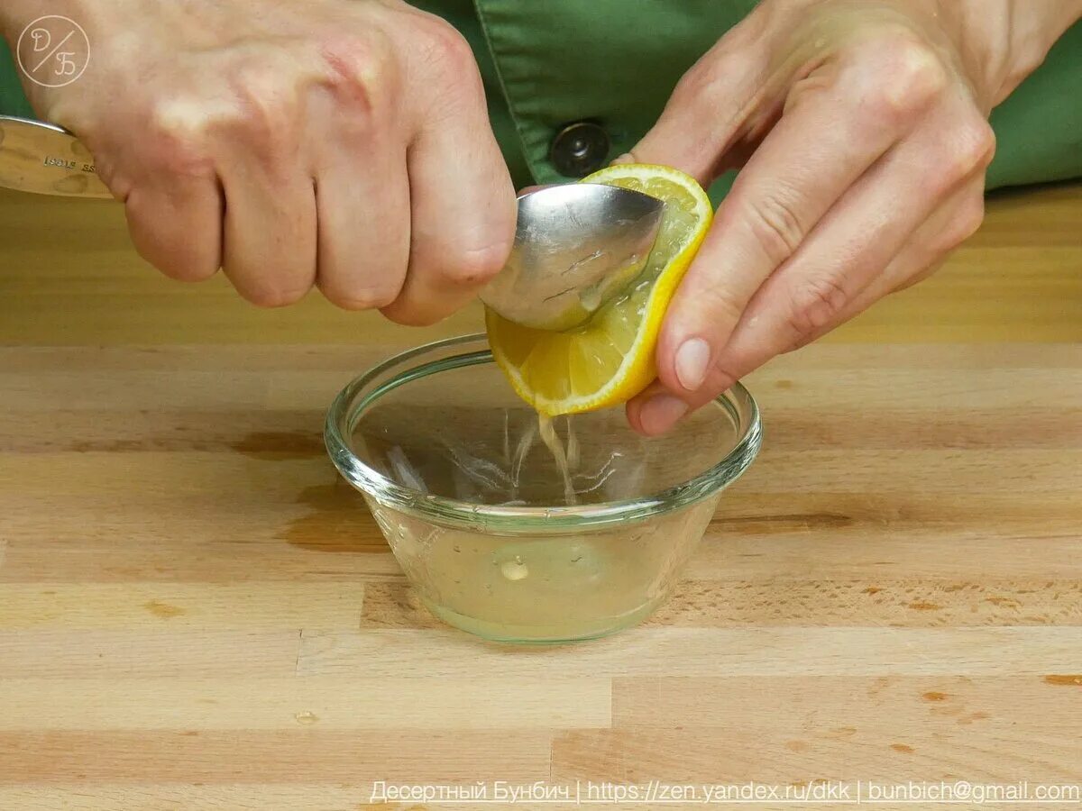 Сок лимона 1 2. Выжать сок лимона. Выжимает сок. Отжать сок лимона. Выдавить лимон.