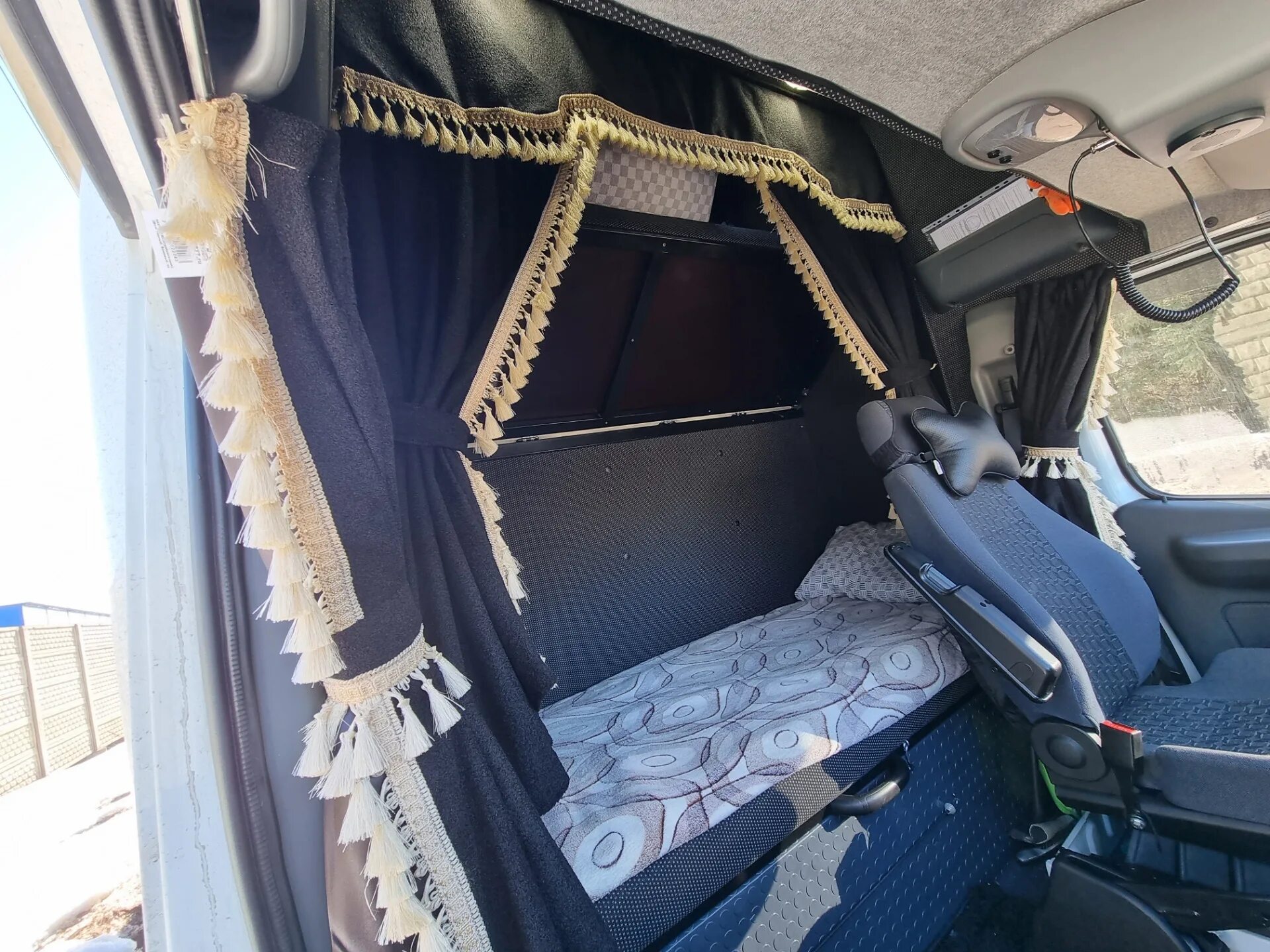 Ночные шторы газель некст. Шторки на лобовое стекло газель некст. Шторка на лобовое стекло газ 3307. Шторки на газель. Шторки на газель.