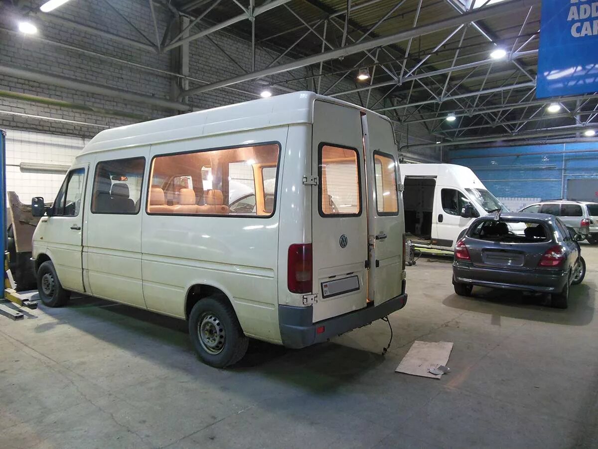 Ремонт кузова микроавтобуса локальный. Ремонтируют микроавтобус. Техобслуживание микроавтобусов. Автосервис миг авто москва. Ремонт микроавтобусов.