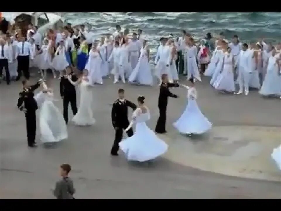 Севастопольский вальс танец видео. Декорации к севастопольскому вальсу. День победы ветераны танцуют. Вальс севастополь. Танцы на приморском в севастополе приморском бульваре.