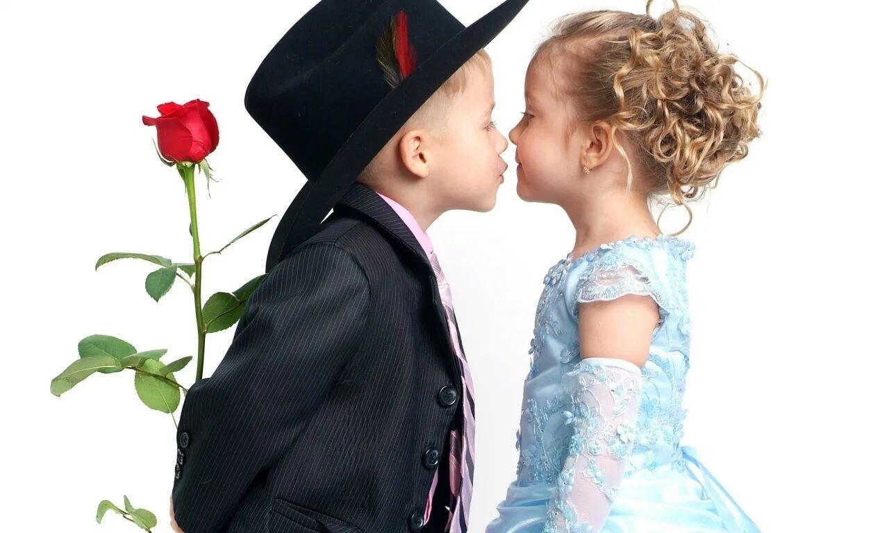 Любовь к ребенку. Девочка говорит о любви. Влюбленные взгляды. Ребенок влюбился. Юноша и девушка.