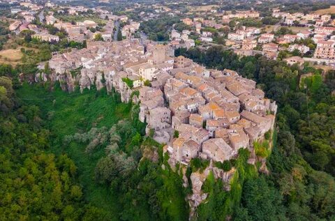 E italy