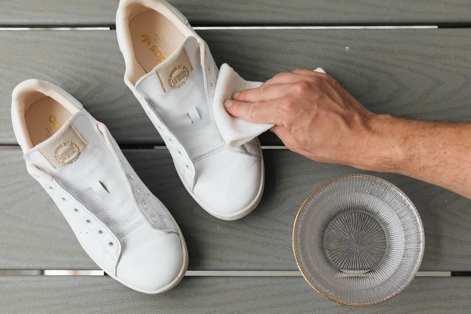 Почистить белую подошву кроссовок в домашних условиях. Белая обувь. Белые кожаные туфли. Ботинки белые. Белая кожаная обувь.