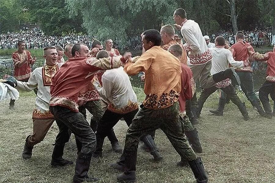 Russian combat. Кулачные бои на Руси. Кулачные бои на Руси стенка на стенку. Кулачные бои в древней Руси. Кулачные бои в древней Руси Руси.