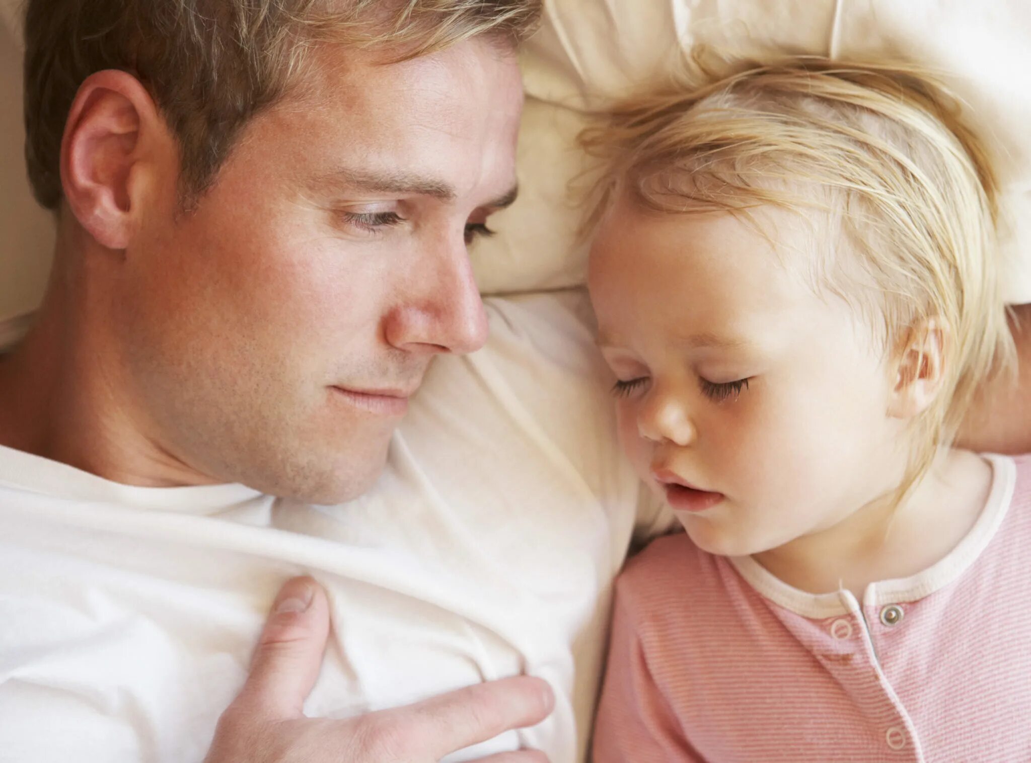 Father sleep daughter. Отец и дочь на кровати фото. Папа и дочь спят картинки. Отец с дочкой картинки красивые. Папа и дочь в постели 18.