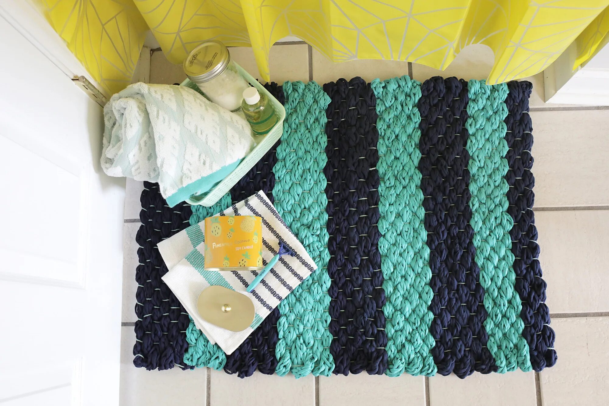 Пряжа ализе пуффи коврик. Коврик в ванную из трикотажной пряжи. Коврики из пряжи для ванны. Коврики своими руками. Полипропилен коврик для ванной.