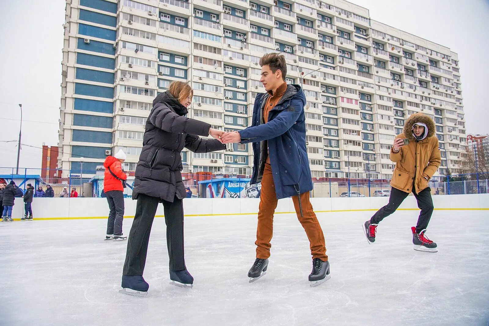 Каток вешняки московские. Каток на Мичуринском. Московский каток. Искусственный каток. Лед каток.