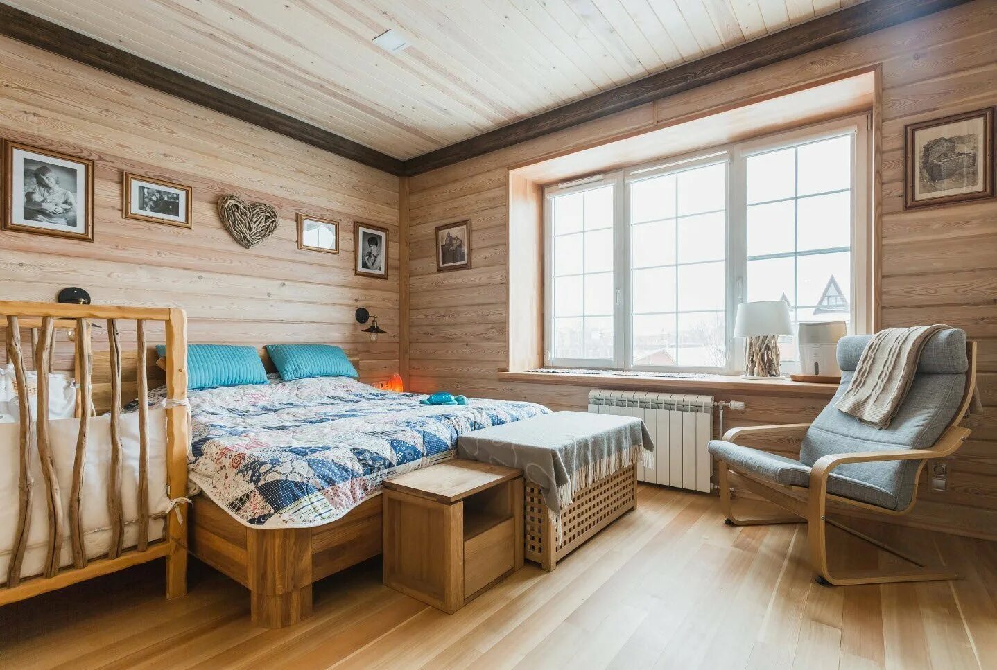 Дизайн комнат в деревянном доме. Имитация бруса (Вуд-Хаус) сосна. Спальня 12кв м в стиле Кантри. Комната отделанная вагонкой. Зашиваем комнату вагонкой.