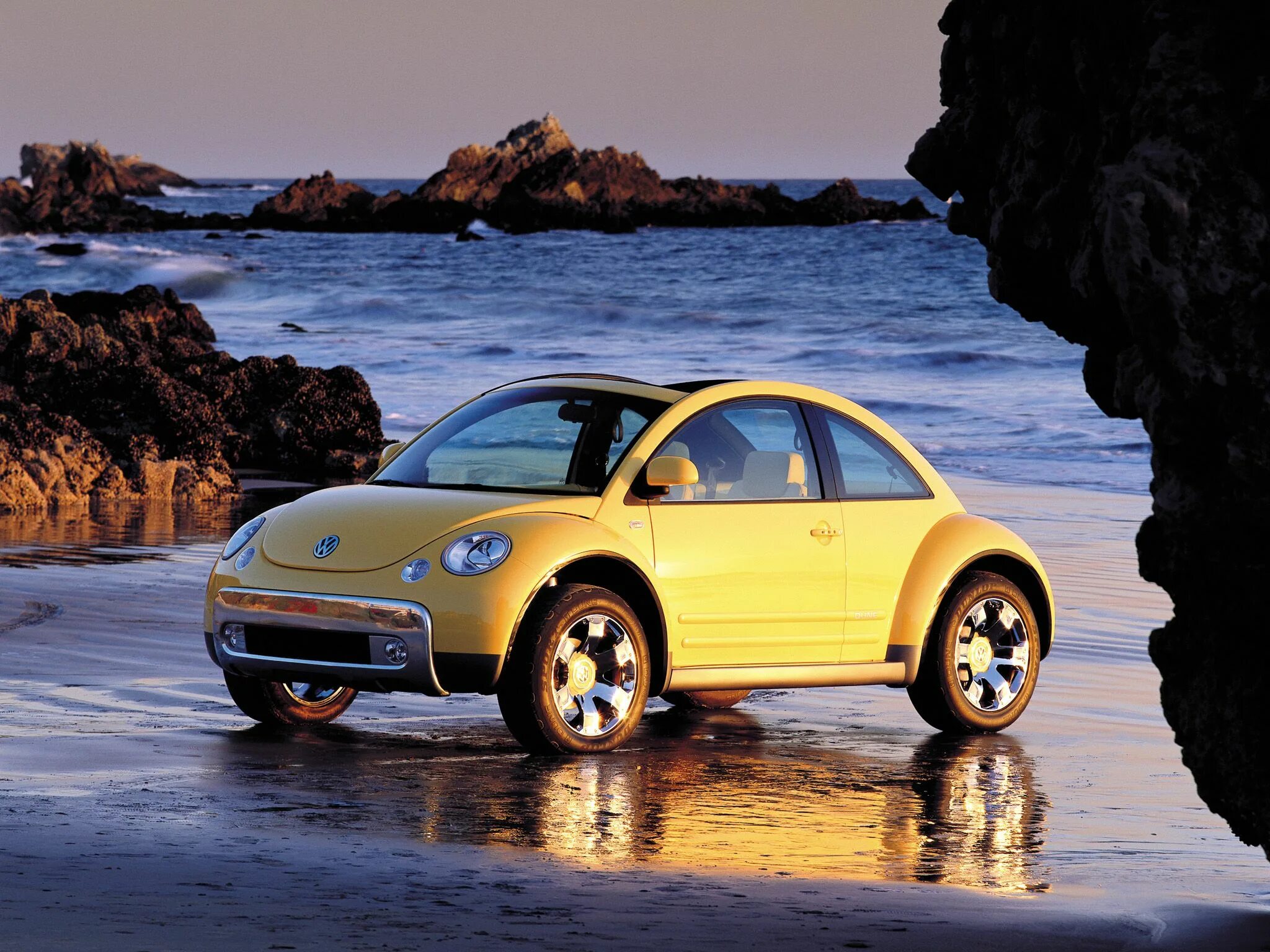 Volkswagen желтый. Volkswagen New Beetle Dune Concept '2000. Фольксваген Жук Битл. Фольксваген Жук Битл 2000. Фольксваген Битл желтый новый.