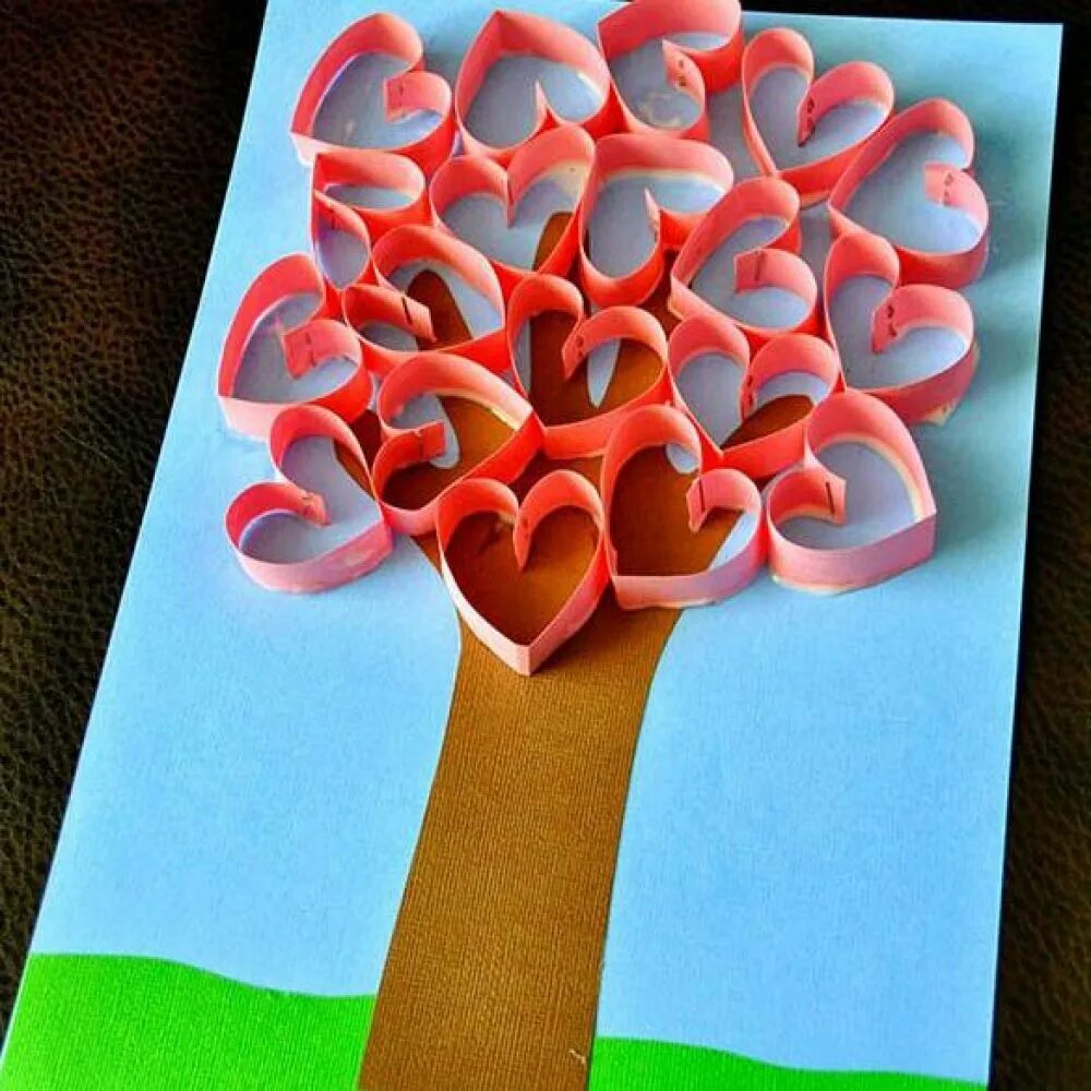 Подарок маме на др без клея пва. Самодельный кулон. Поделки ко дню матери. Подарок для мамы из бумаги и клея пва и ножниц. Открытка из картона и цветной бумаги.