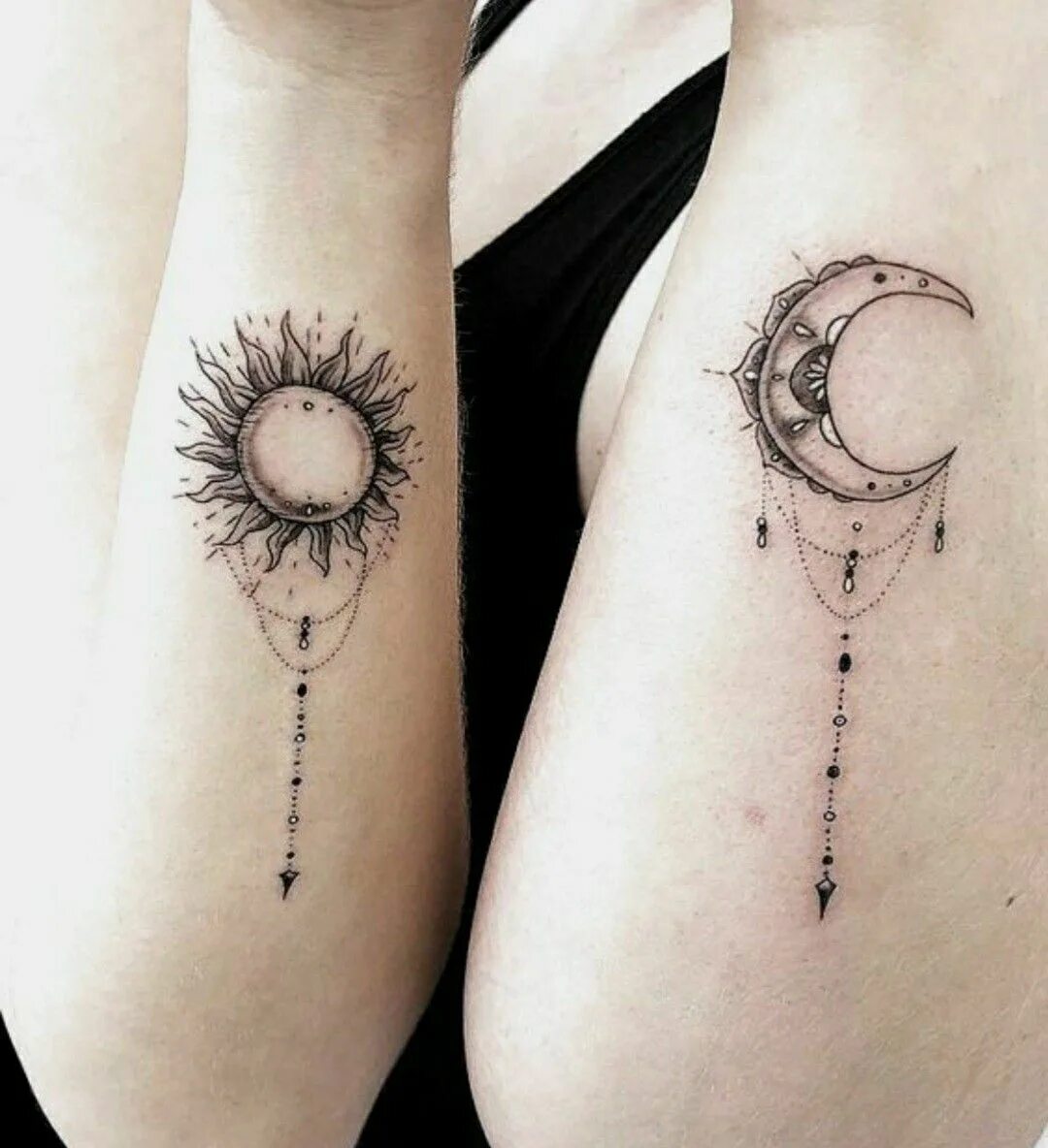 Парные тату луна. Парные тату солнце и луна. Парные тату на бедре. Парыне тату луна и солнце. Парные тату маленькие солнце и луна.