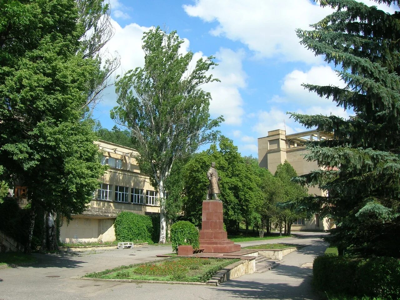 Ессентуки улица орджоникидзе. Кисловодск санаторий Орджоникидзе парк. Санаторий Серго Орджоникидзе Кисловодск. Памятник Орджоникидзе Кисловодск. Санаторий им Орджоникидзе Пятигорск.