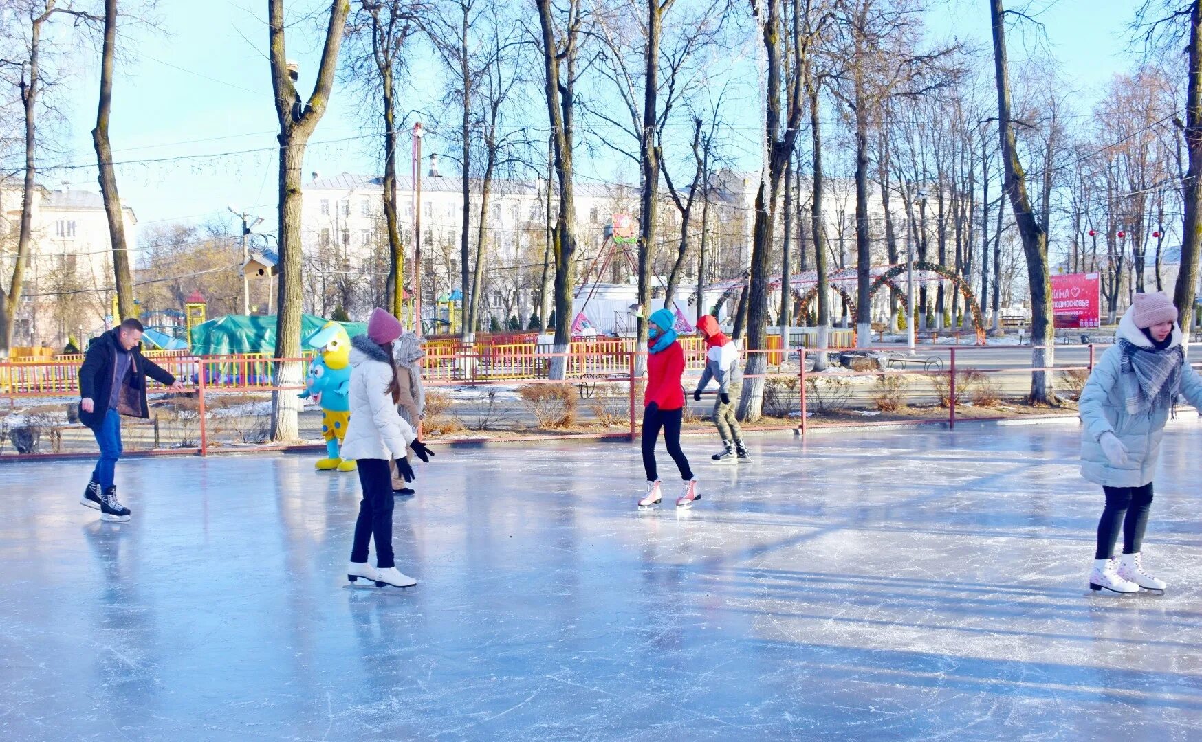 Каток в городском парке. Мещёра Егорьевск каток. Каток в парке Егорьевск. Каток Егорьевск 2022. Каток Пегас Егорьевск.