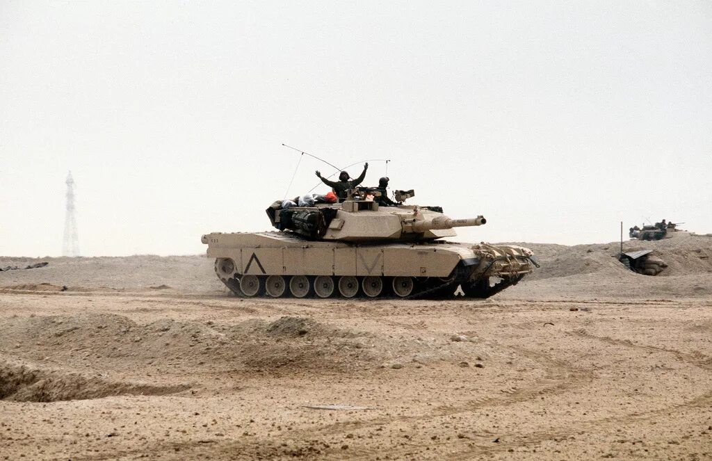 Еще один абрамс. Танки Абрамс Ирак 1991. M1 Abrams буря в пустыне. M1a1 Abrams буря в пустыне 1991. Танк Абрамс буря в пустыне.