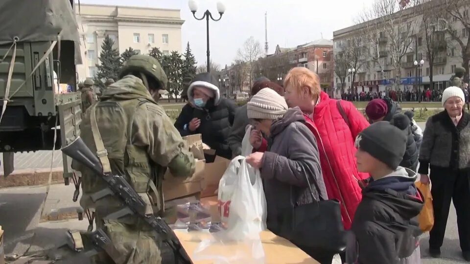 Риа новости фронт. Российские военные в Херсоне март 2022. Гуманитарка для военных на Украине. Российские войска в Херсоне сейчас.