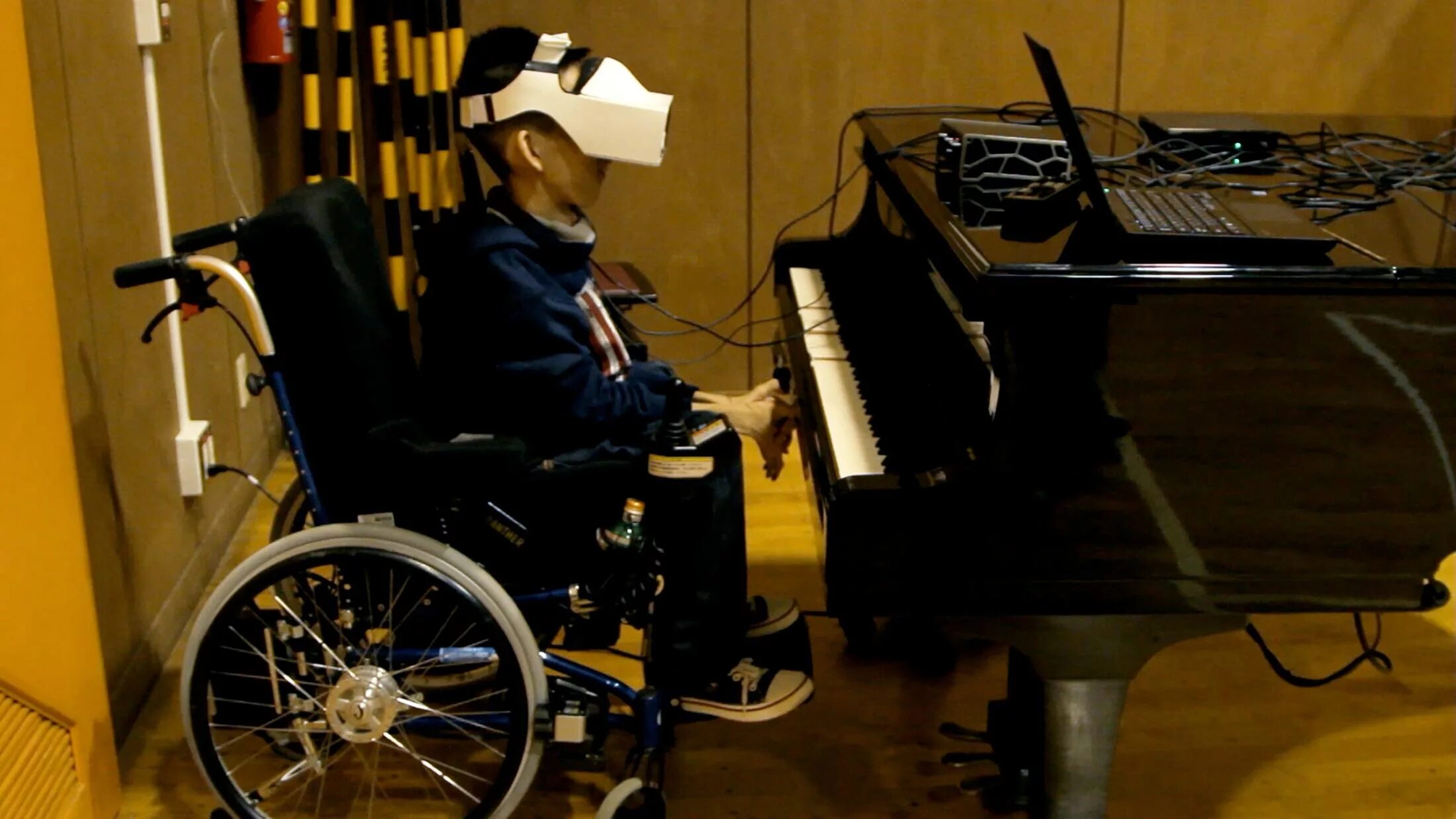 Музыкотерапия овз. Музыкальные инструменты и люди с ограниченными возможностями. Виртуальная реальность для инвалидов. Музыканты с ограниченными возможностями. Люди с ограниченными способностями.