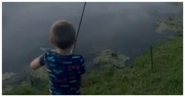 Юн улов. Юный Рыбак. Мальчик тянет огромную рыбу. Страшный мальчик тянет огромную рыбу. Фото как мальчик тянет рыбу.