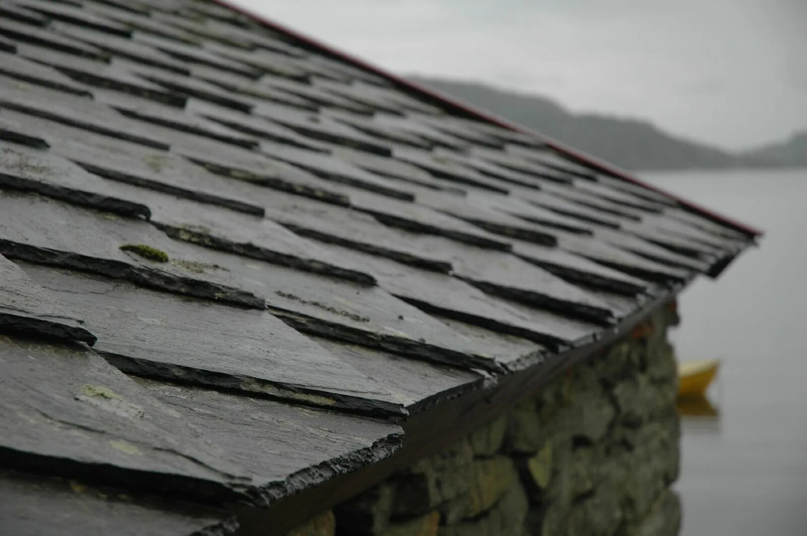 Черепица из шифера. Slate Roof Slate Roof. Черепица полимерпесчаная сланец. Сланцевая каменная кровля. Сланец на крышу.