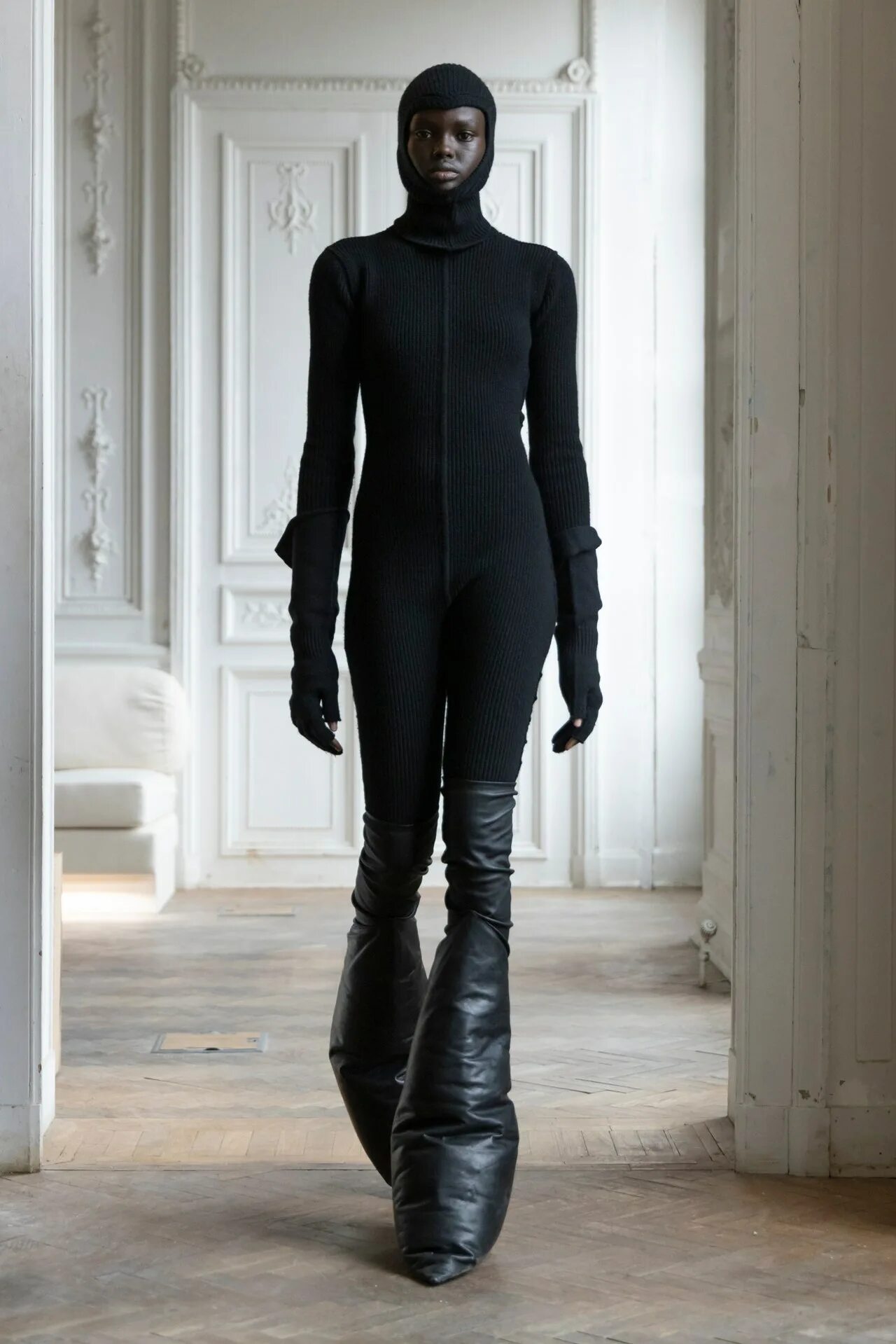 Рик оуэнс показ 2024. Rick owens ss20. Костюмы женские наподобие рик оуэнс. Рик оуэнс коллекция 2021. Rick owens подиум.