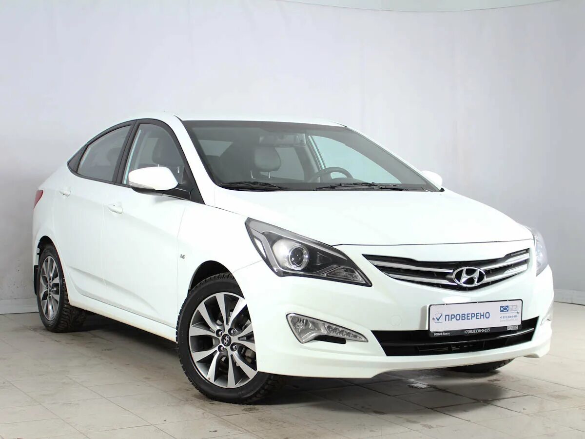 Хендай солярис 1.4 2015 год. Hyundai Solaris 2015 седан белый. Хендай Солярис 1 Рестайлинг. Хендай Солярис 1 Рестайлинг белый. Hyundai Solaris 2015 Рестайлинг.