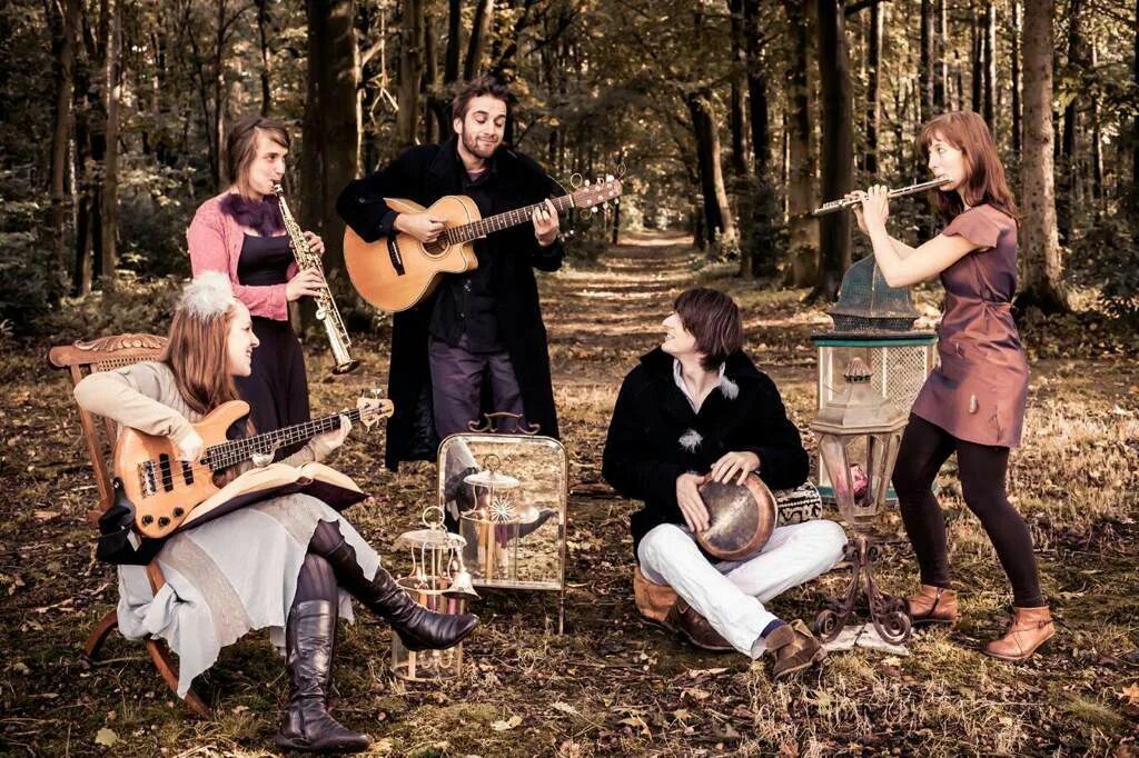 Креативный фотограф. Тексты детских песен. Красивые девушки подруги. Песни список. Текст песни росиночка россия.