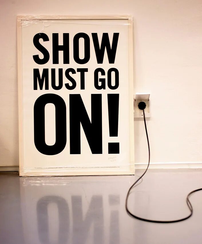 The show must go on. Шоу продолжается. show must go on. квин шоу маст гоу. шоу продолжается картинки.