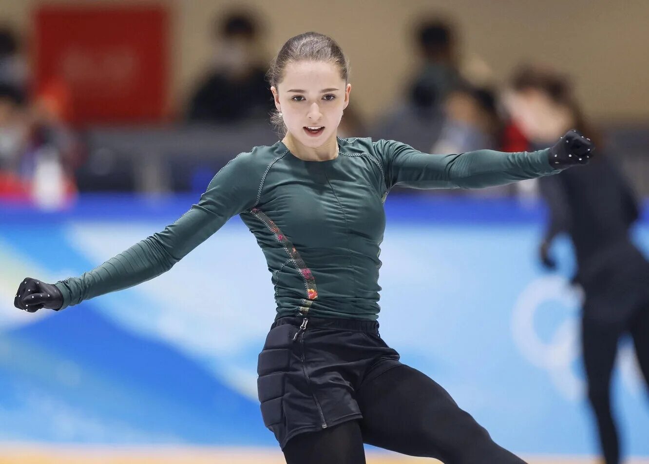 Выступление камиллы валиевой в москве 2023. Олимпиада 2022 камила валиева александра трусова. Выступление камиллы валиевой в москве 2023. Камила валиева пума. Камила валиева аксель.