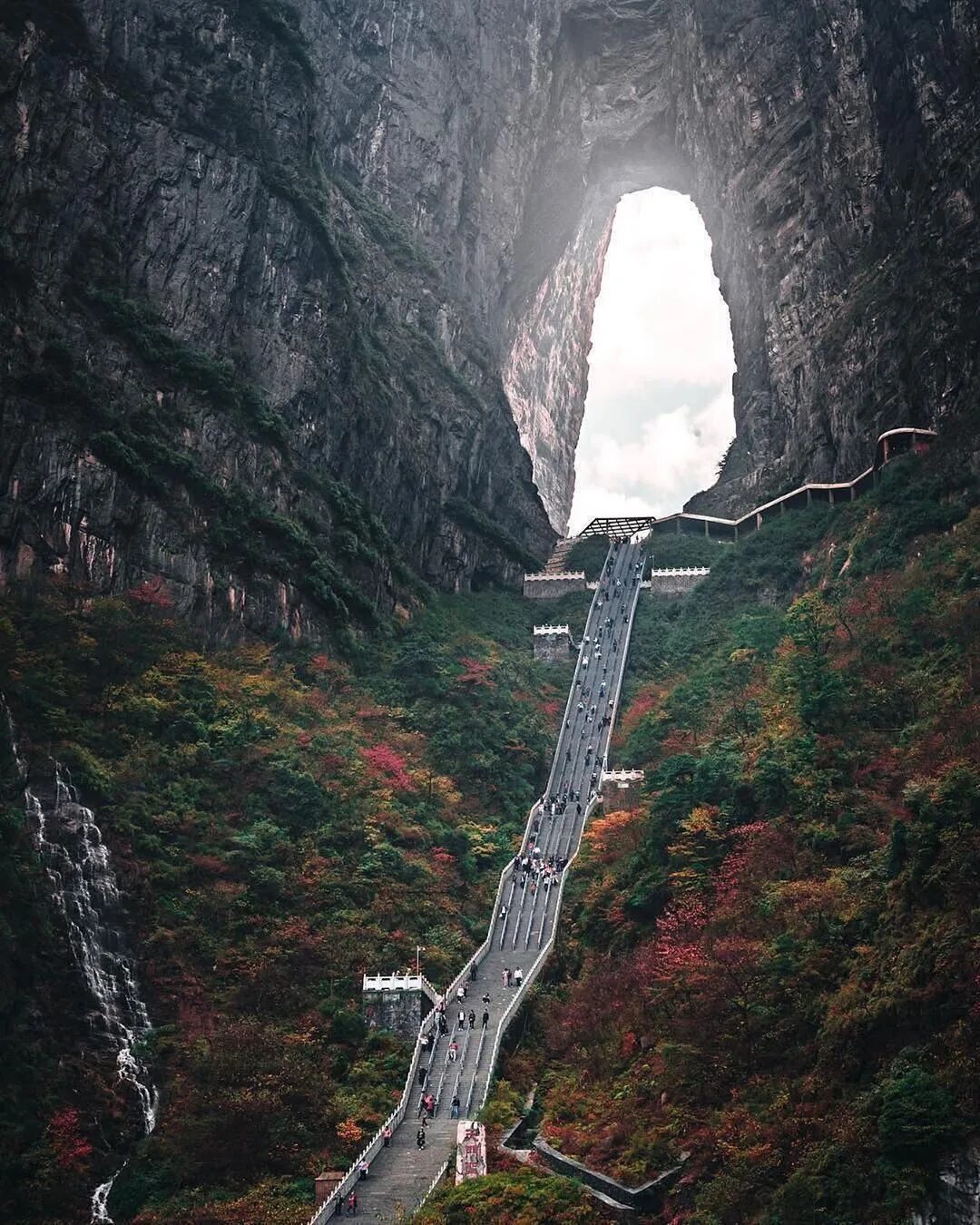 Небесная арка. Тяньмэнь небесные врата. Гора Тяньмэнь в Китае. Китай гора Тяньмэнь небесные врата. Национальный парк горы Тяньмэнь («небесные врата»).