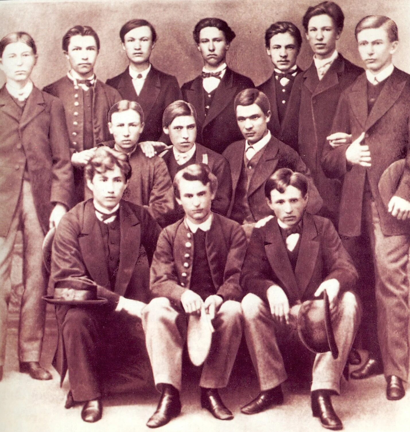 210 первый выпуск. Первый выпуск человека. Выпуск со школы 1939 год. Исаева лидия николаевна. Семилетняя школа средняя.